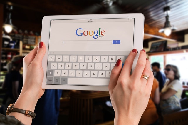 tablet kézben, Google logóval