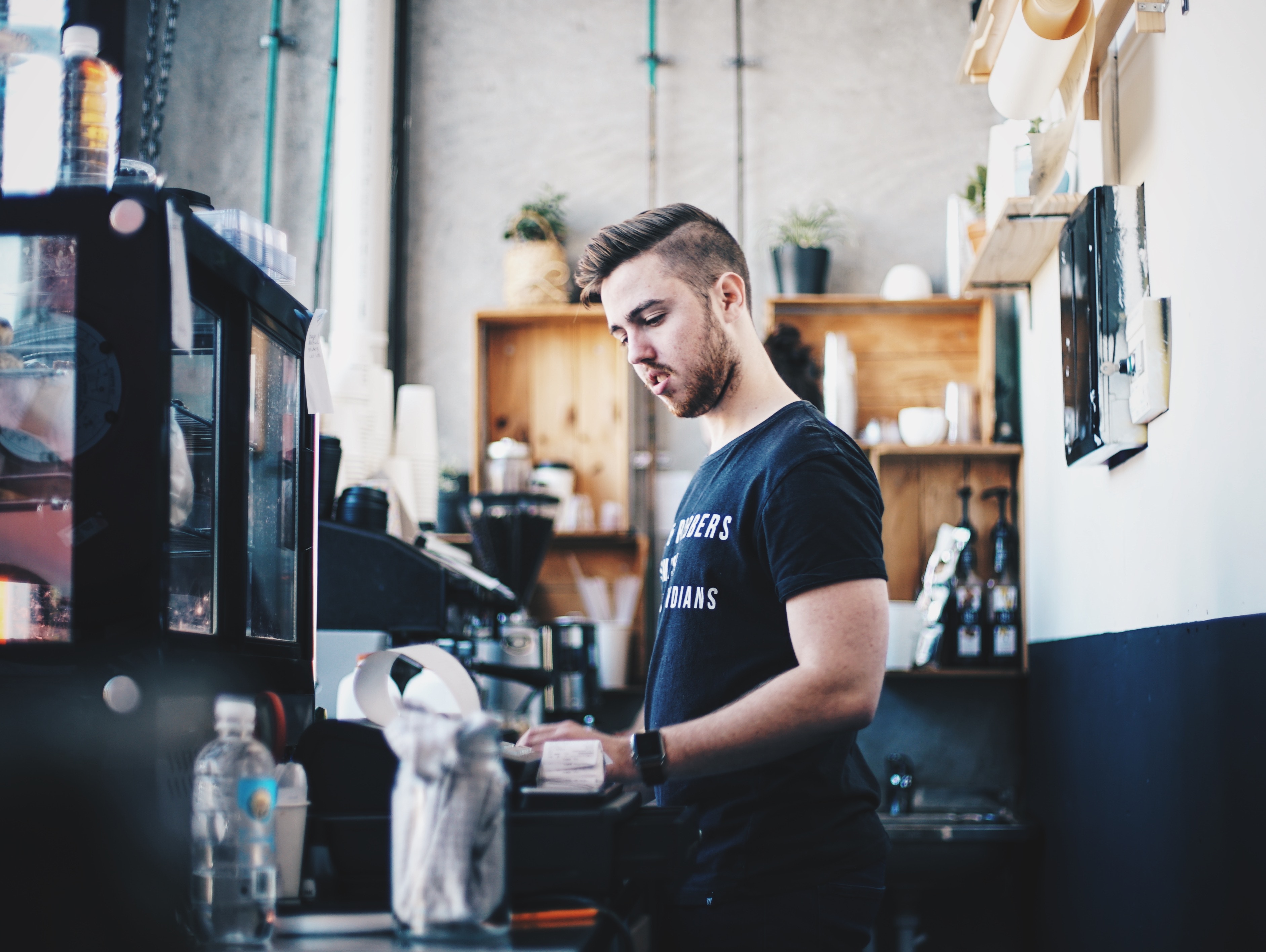 kávézóban dolgozó fiatal